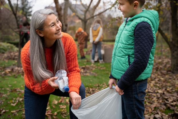 Los niños aprenden sobre el medio ambiente.