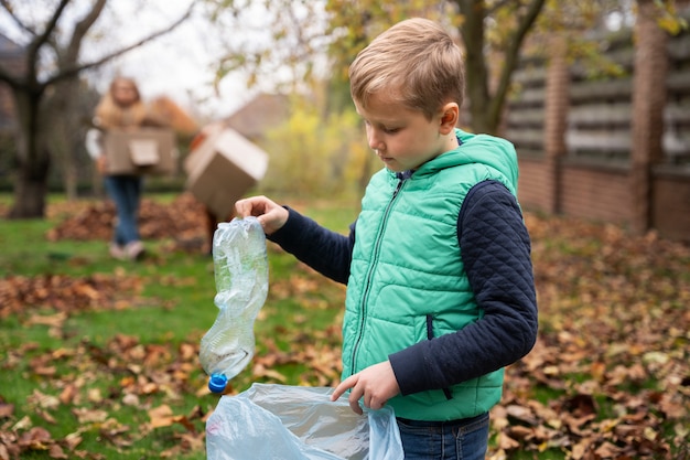 Foto gratuita los niños aprenden sobre el medio ambiente.