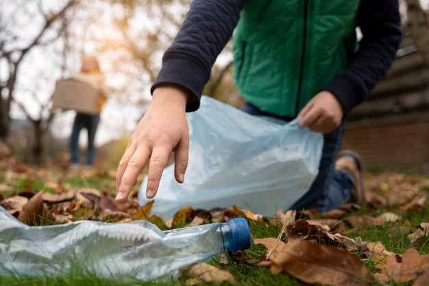 Los niños aprenden sobre el medio ambiente.