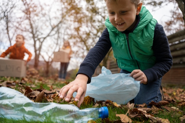 Los niños aprenden sobre el medio ambiente.