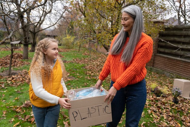 Los niños aprenden sobre el medio ambiente.