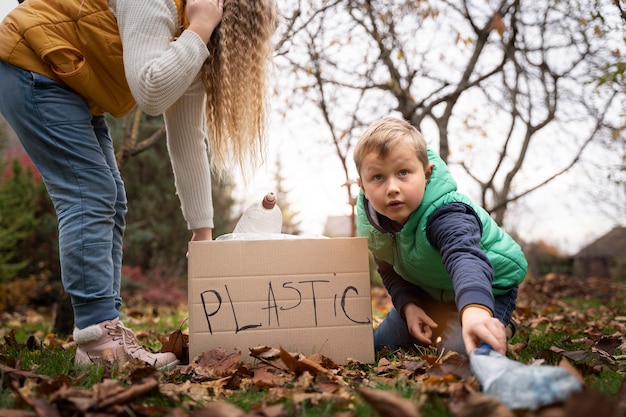 Los niños aprenden sobre el medio ambiente.