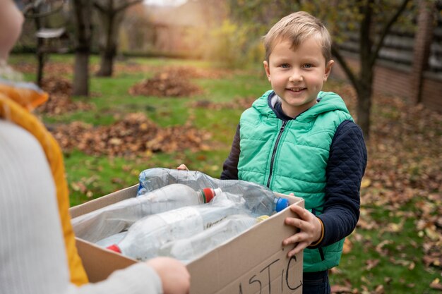 Los niños aprenden sobre el medio ambiente.