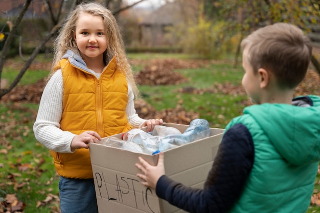 Los niños aprenden sobre el medio ambiente.