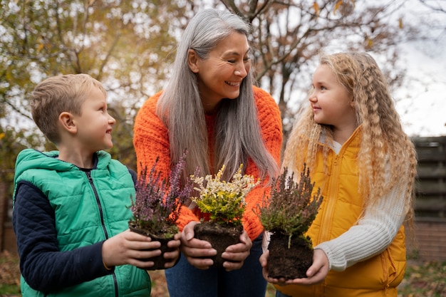 Los niños aprenden sobre el medio ambiente.