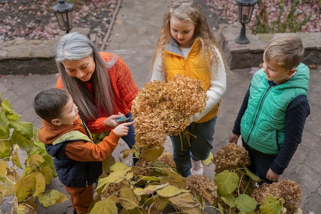 Los niños aprenden sobre el medio ambiente.