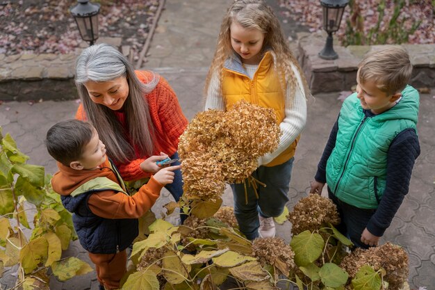 Los niños aprenden sobre el medio ambiente.