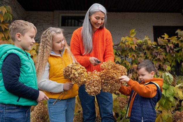 Los niños aprenden sobre el medio ambiente.