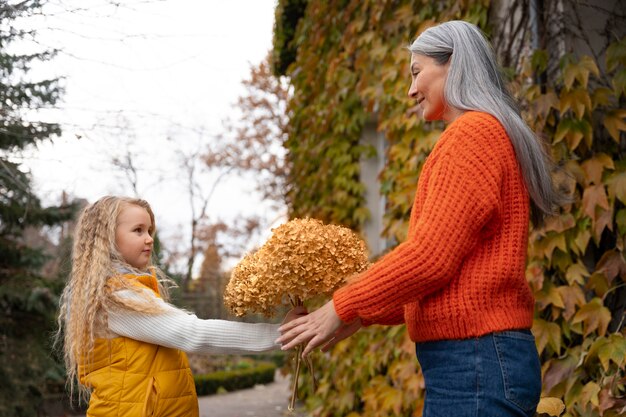 Los niños aprenden sobre el medio ambiente.