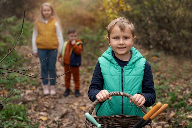 Foto gratuita los niños aprenden sobre el medio ambiente.