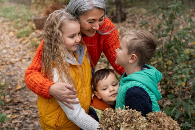 Los niños aprenden sobre el medio ambiente.