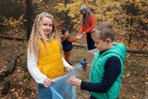 Los niños aprenden sobre el medio ambiente.