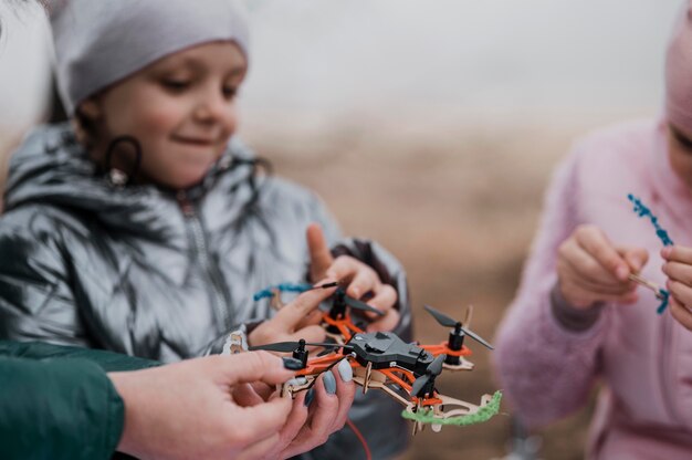 Niños aprendiendo ciencias en la naturaleza juntos.