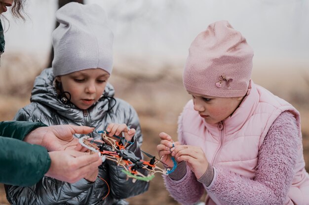 Niños aprendiendo ciencias en la naturaleza.