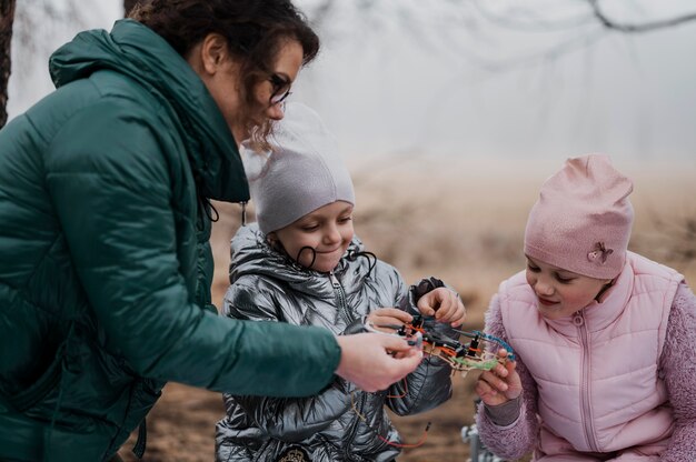 Niños aprendiendo ciencias en la naturaleza.