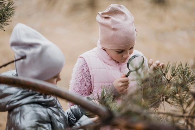 Niños aprendiendo ciencias en la naturaleza.