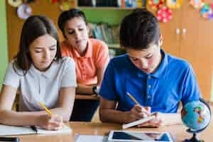 Foto gratuita niños aprendiendo en clase