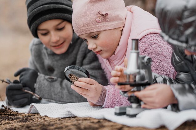 Niños aprendiendo cosas nuevas en la naturaleza.