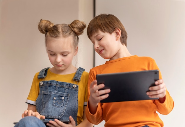 Niños aprendiendo con dispositivos de tiro medio.