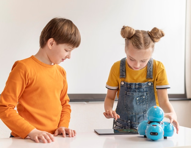 Foto gratuita niños aprendiendo con dispositivos