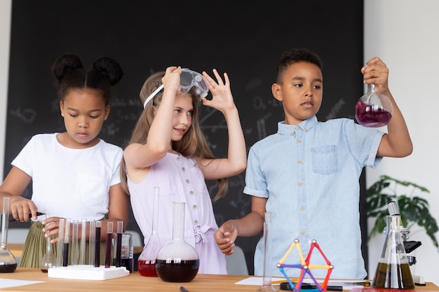 Niños aprendiendo más sobre química en clase.