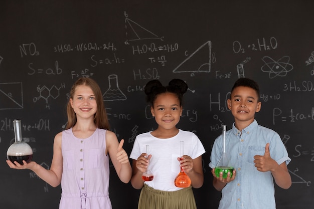 Foto gratuita niños aprendiendo más sobre química en clase.