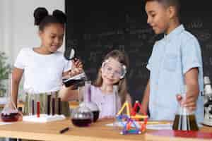 Foto gratuita niños aprendiendo más sobre química en clase.