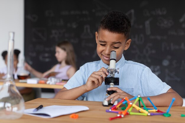 Niños aprendiendo más sobre química en clase.