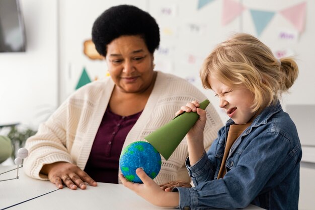 Niños aprendiendo sobre planetas en el aula.