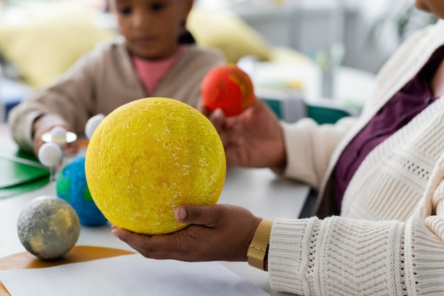 Niños aprendiendo sobre planetas en el aula.