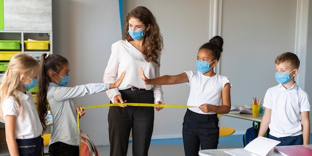 Foto gratuita niños aprendiendo sobre las reglas de una pandemia