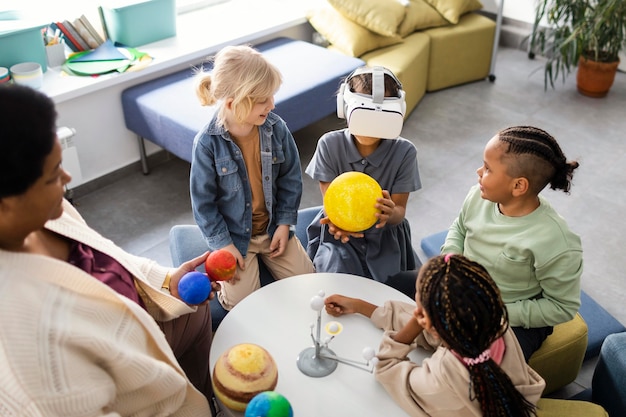 Foto gratuita niños aprendiendo sobre el universo.