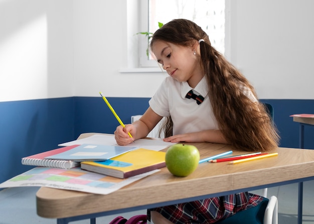 Foto gratuita niños en el aula tomando clases de inglés