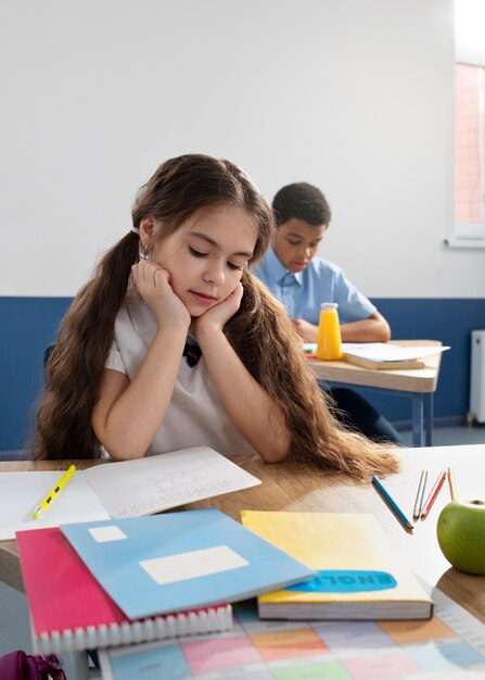 Niños en el aula tomando clases de inglés