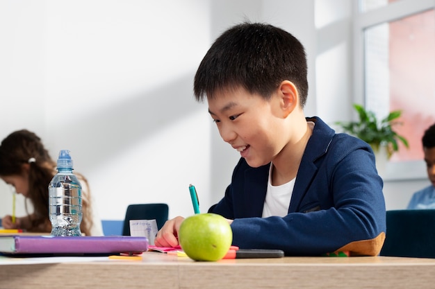 Foto gratuita niños en el aula tomando clases de inglés