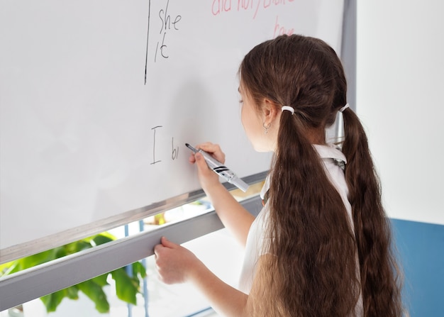 Foto gratuita niños en el aula tomando clases de inglés