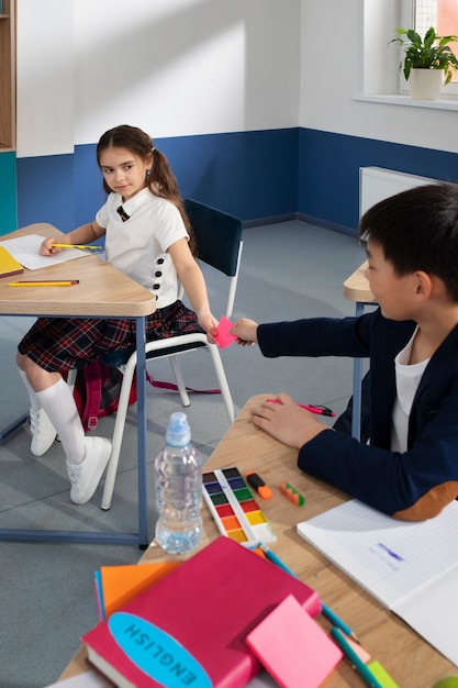 Niños en el aula tomando clases de inglés