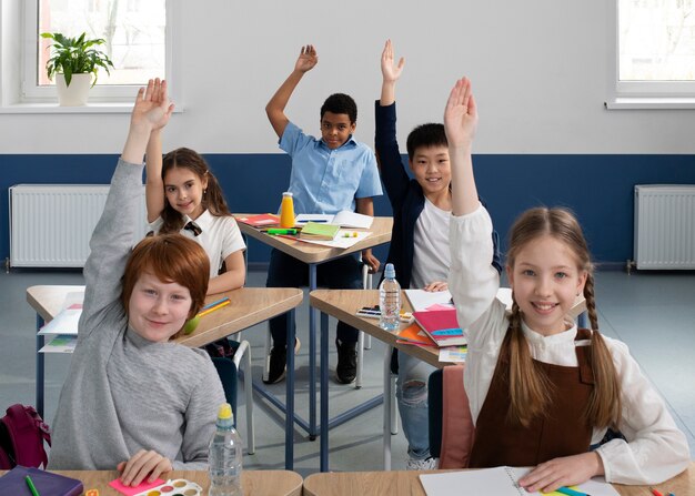 Niños en el aula tomando clases de inglés