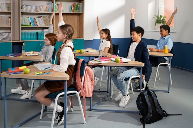 Niños en el aula tomando clases de inglés