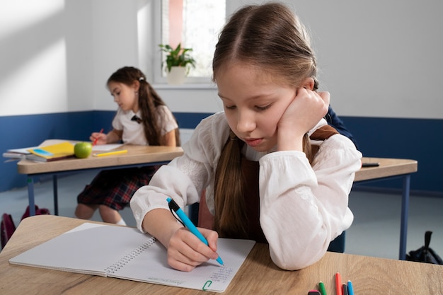 Niños en el aula tomando clases de inglés