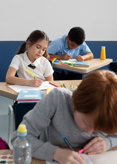 Niños en el aula tomando clases de inglés