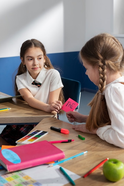 Niños en el aula tomando clases de inglés