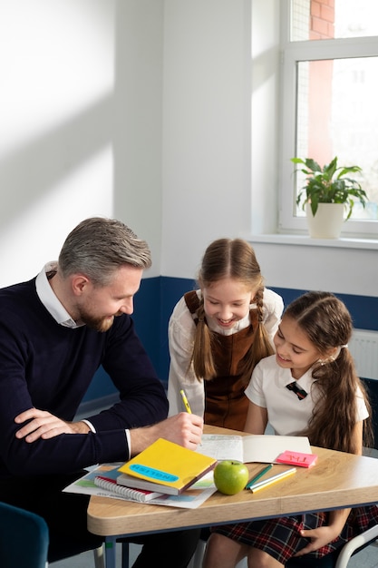 Niños en el aula tomando clases de inglés