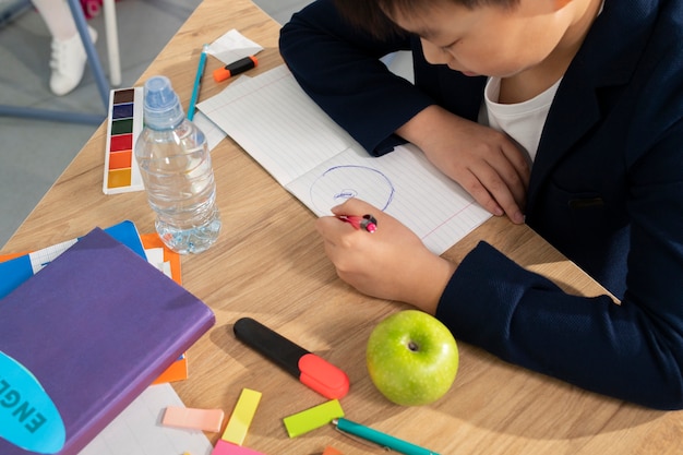 Niños en el aula tomando clases de inglés