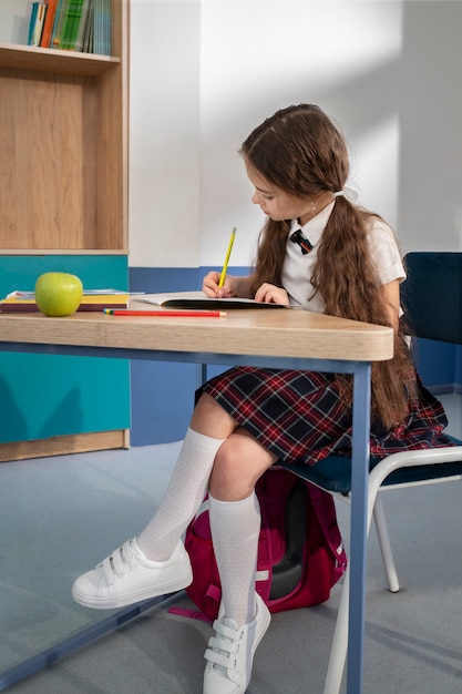 Foto gratuita niños en el aula tomando clases de inglés