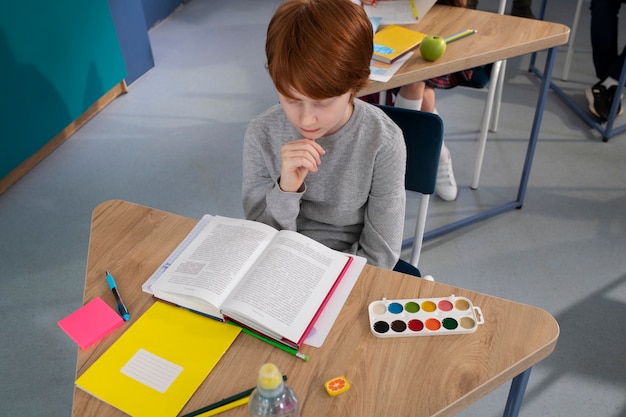 Foto gratuita niños en el aula tomando clases de inglés