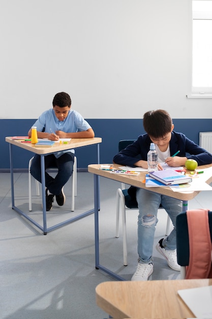 Niños en el aula tomando clases de inglés