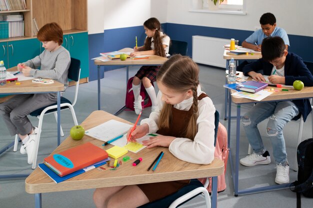 Niños en el aula tomando clases de inglés