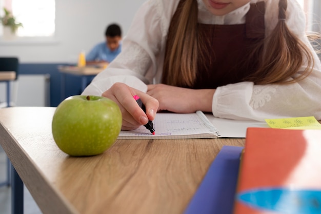 Foto gratuita niños en el aula tomando clases de inglés