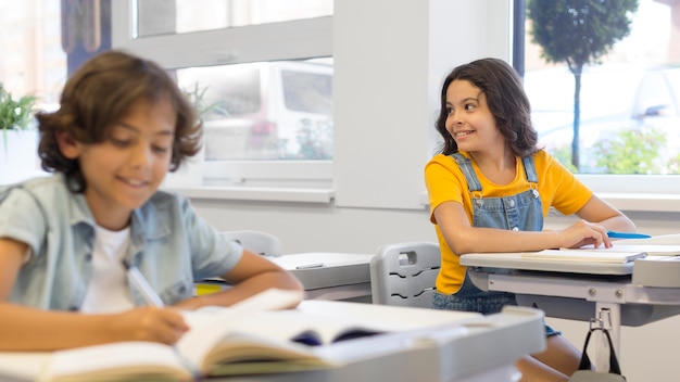 Foto gratuita niños en el aula